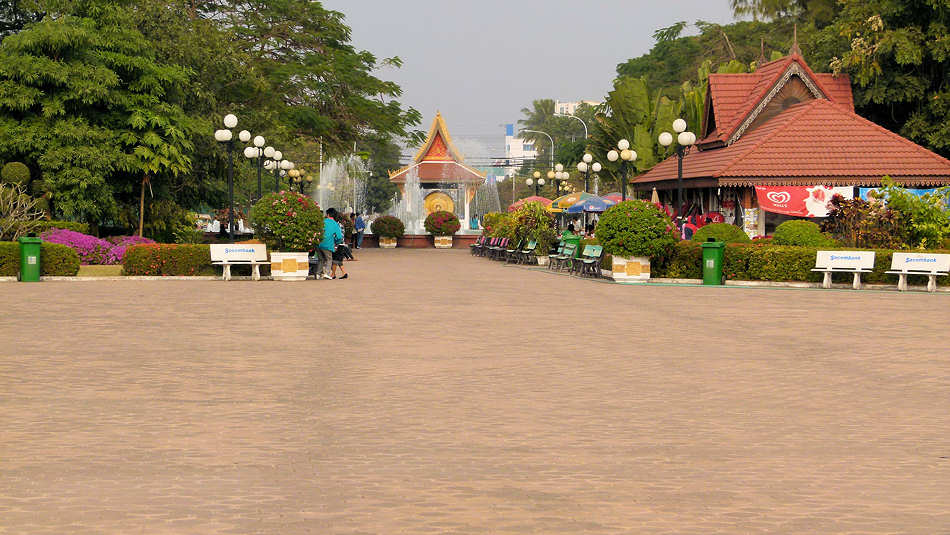 P1000853_Patuxai_Anousavari_Vientiane.jpg