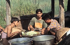 Thumbnail of Myanmar 2000-02-065.jpg